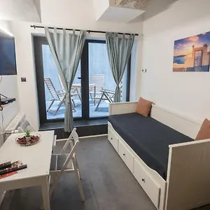 Peaceful Basement With Terrace & Free Gym Apartamento